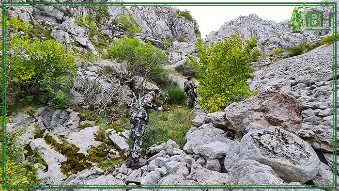 Hunters-hiking-cantabrian-chamois