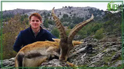 Hunter-with-Southeastern-ibex-hunting-trophy-400x225 (1)